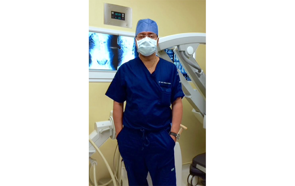 Dr José Antonio Soriano en Uniforme quirúrgico previo a un procedimiento 2015
