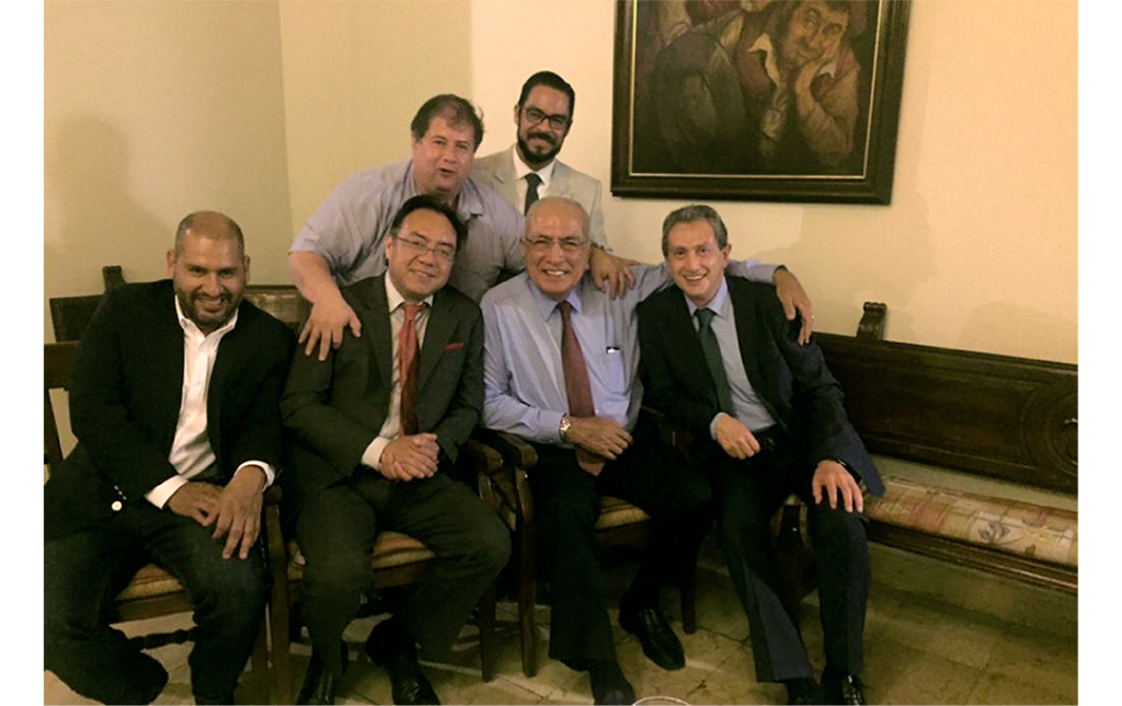 El Dr Soriano con sus amigos y colegas del grupo de Cirujanos de Columna del Hospital La Villa: Eloy Ortiz, Manuel Dufoo, Ózcar García (Ex Presidente AMCICO)