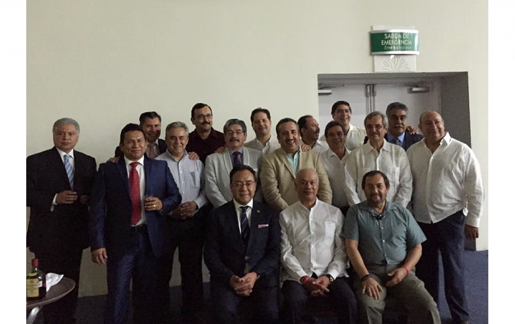 Fotografía del Dr Soriano con un grupo de Neurocirujanos egresado del Centro Médico Nacional la Raza, durante el XXIII congreso de La Sociedad Mexicana de Neurocirugía, Mazatlán, México