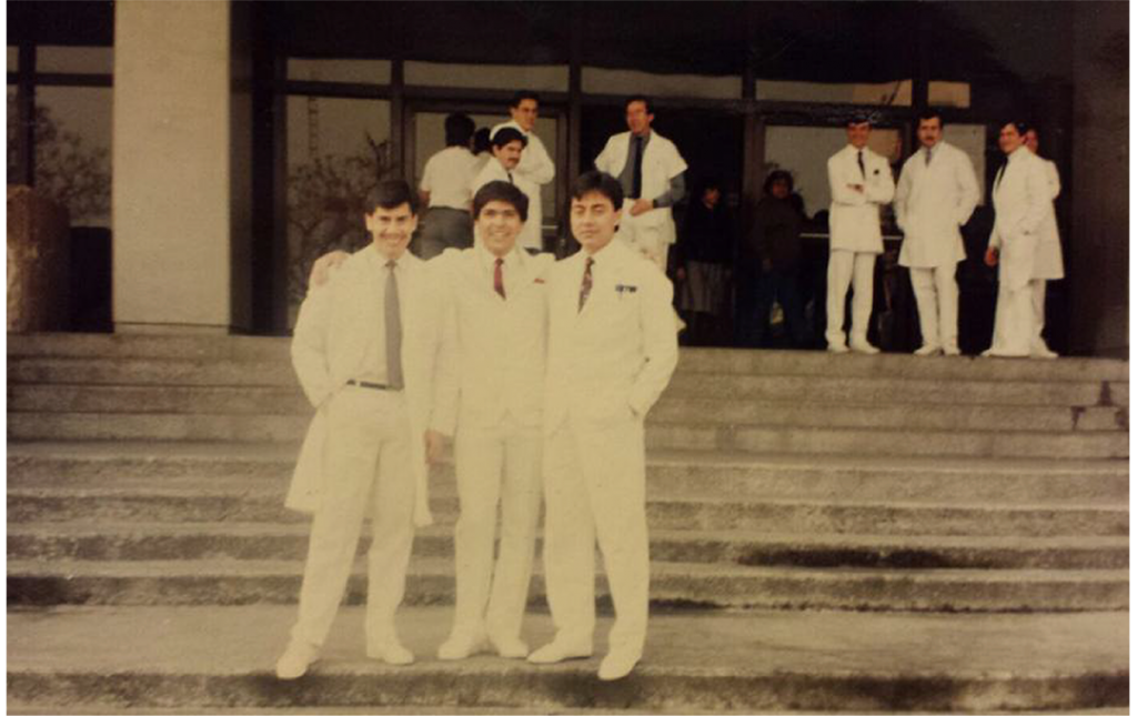 De Soriano (derecha) con los Dres Javier Contreras y Martín Hernández durante su residencia en el Hospital de Especialidades Centro Médico Nacional la Raza 1992