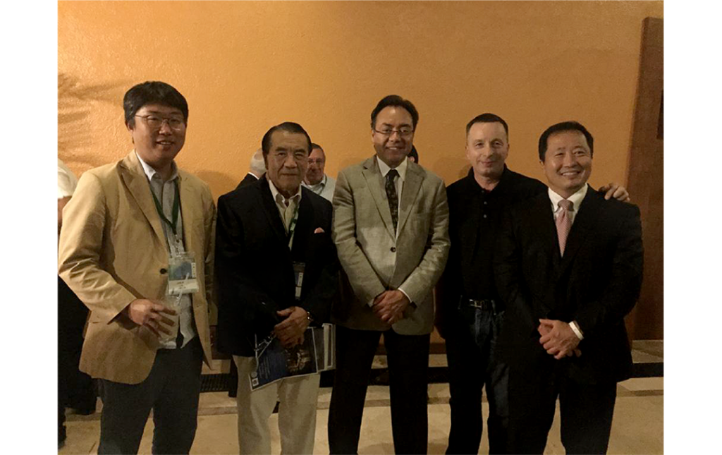 Dr Soriano (centro) con los Profesores June Ho Lee (Corea del Sur), John Chiu (L.A. USA), Kai Lewandrosky (Arizona USA), Daniel Kim (California USA).
